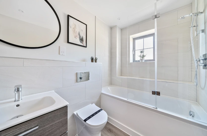 The-Ightham-Brook-Place-Main-Bathroom